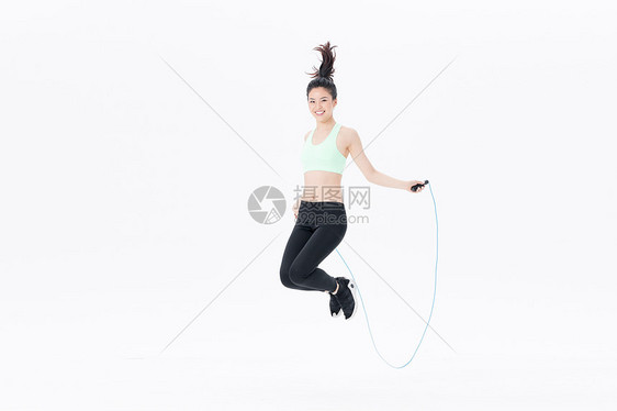 年轻运动女性跳绳图片