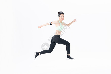 年轻运动女性跳跃图片