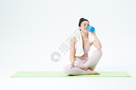 年轻女性瑜伽垫上休息图片