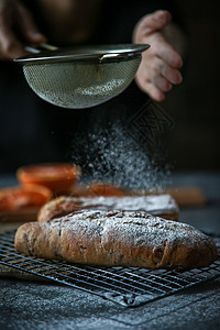 北欧暗调烘培面包撒粉图片