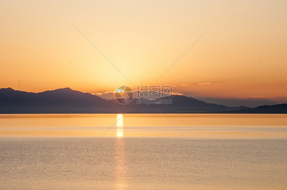 新疆赛里木湖湖水日出图片