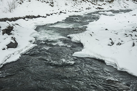 新疆天山冬季河流图片