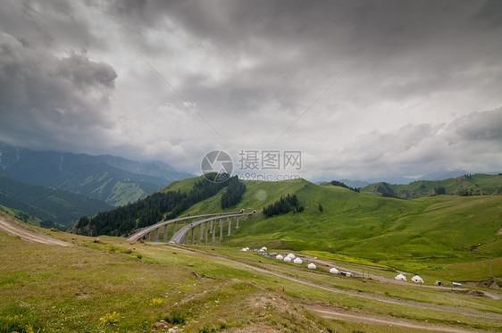 新疆天山牧场美景图片