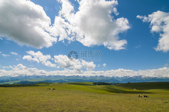 新疆天山牧场美景图片