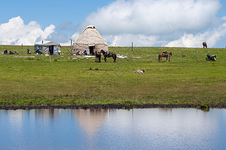 新疆天山牧场美景图片
