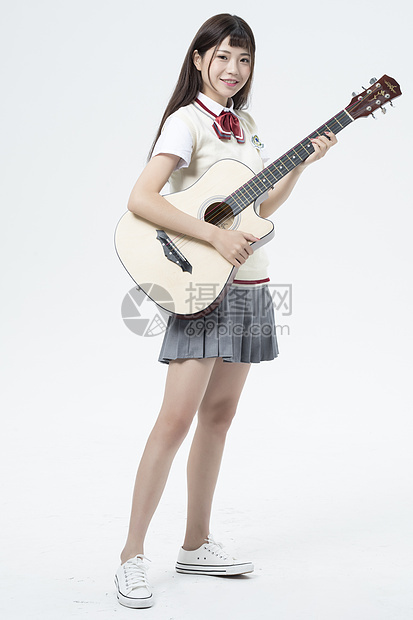 拿着吉他的女学生图片