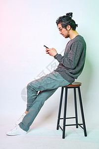 休闲男性色彩创意使用手机动作图片