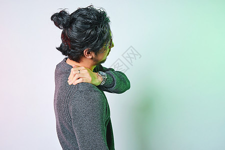 休闲男性色彩创意肩部疼痛背景图片