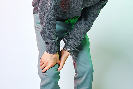 休闲男性色彩创意膝盖疼痛背景图片