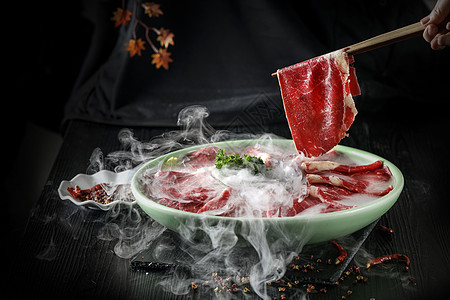 火锅肉加了干冰冒烟的牛肉片背景
