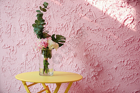粉色墙壁花瓶图片