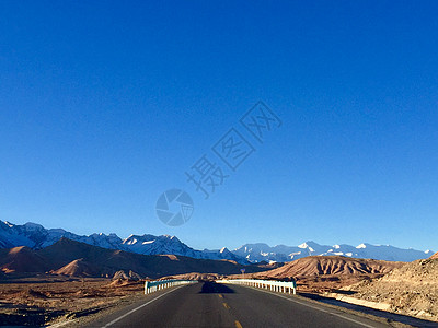 新疆乌恰斯姆哈纳道路图片