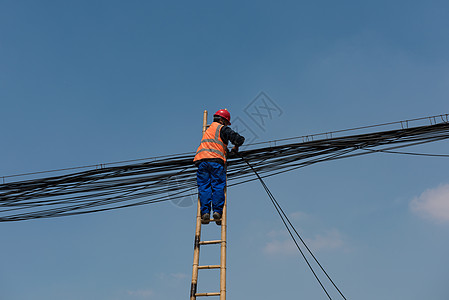 电缆维修蓝天下维修线路的工人背景