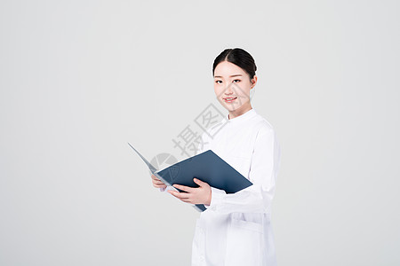 手拿文件夹微笑的女护士图片