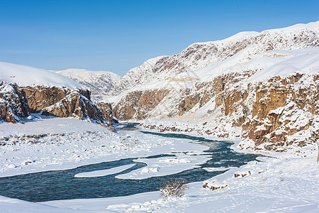 新疆天山河谷冬季雪景图片