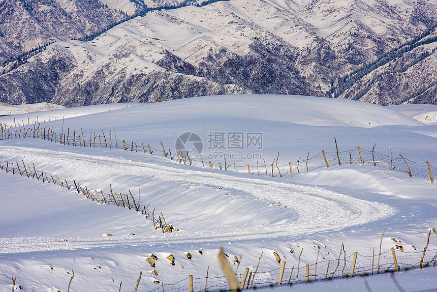 新疆天山冬季雪景图片