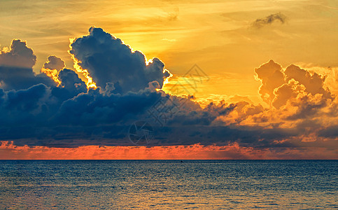 海上日出时分的云彩图片