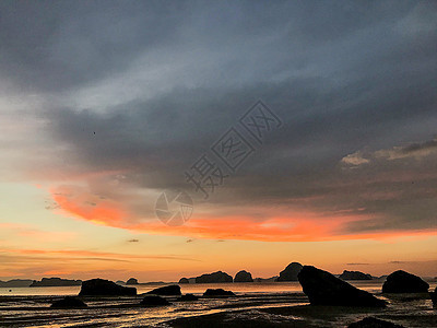 夕阳下的海滩图片