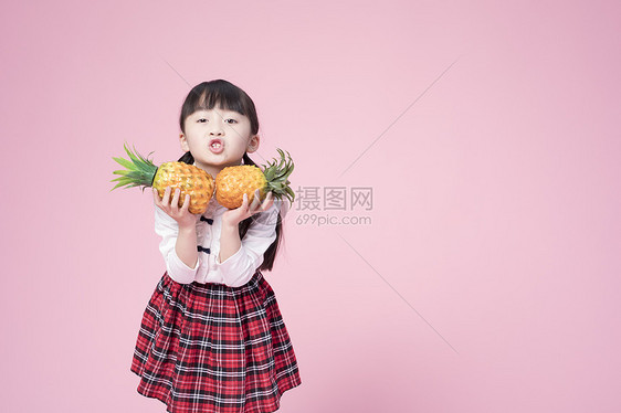 拿着菠萝的小女孩图片