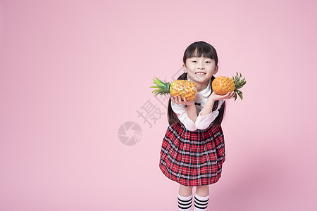 拿着菠萝的小女孩图片