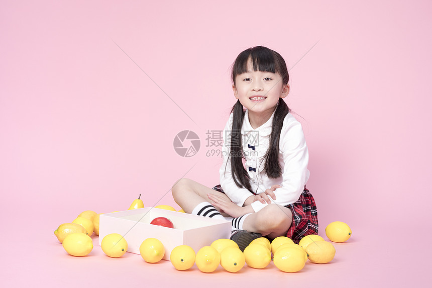 拿着柠檬的小女孩图片