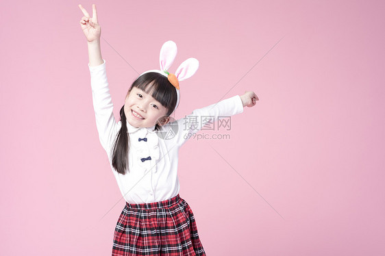 儿童节戴着兔子头饰的小女孩图片