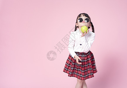 儿童节小女孩拿着苹果图片