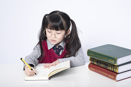 学习小学生认真写作业的小女孩背景