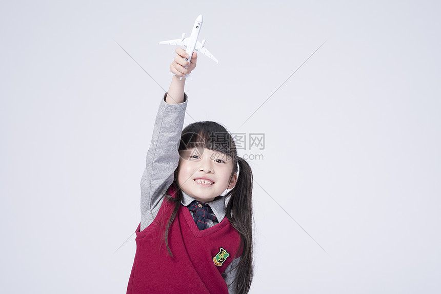 拿着玩具飞机的小女孩图片