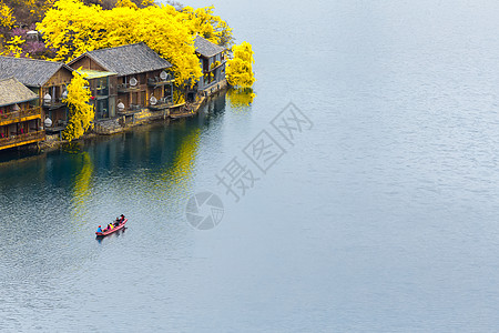 父子钓鱼云南泸沽湖风光背景