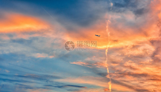 天空彩霞与飞机图片