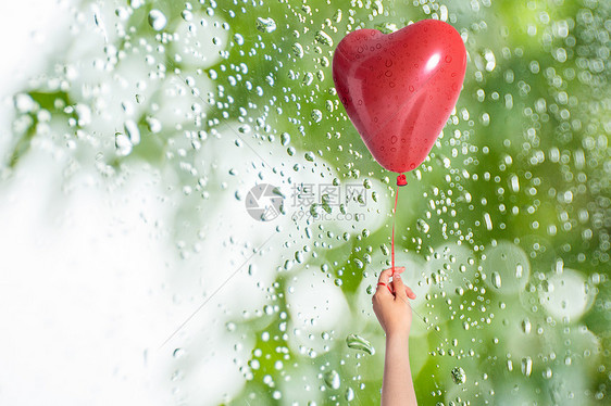 雨中的气球图片