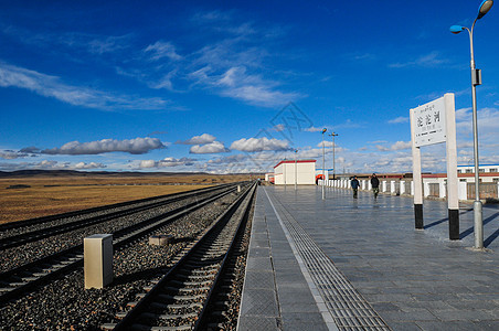 青藏铁路线上的高海拔小站安多车站背景图片