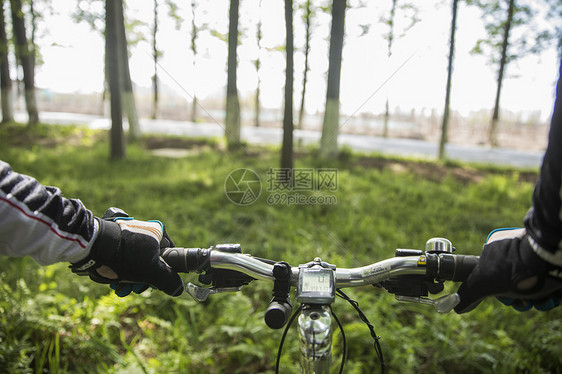 骑手在森林山地骑行图片