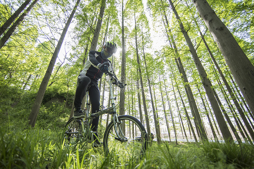 骑手在森林山地骑行图片