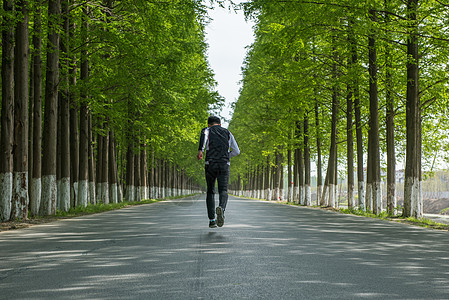 奔跑在阳光道路图片图片