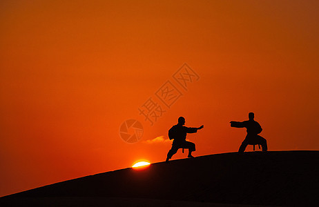 夕阳下功夫人物剪影图片