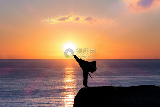 夕阳下功夫人物剪影图片