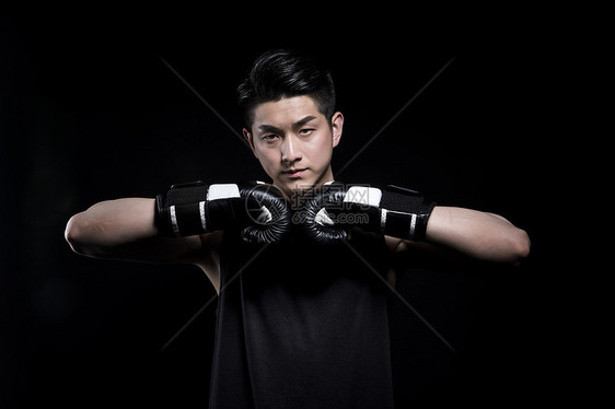 打拳击的运动男性图片