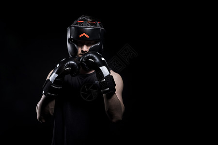 运动手套产戴着拳击手套和护具的运动男性背景