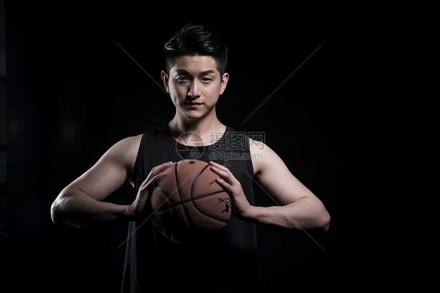拿着篮球的运动男性图片