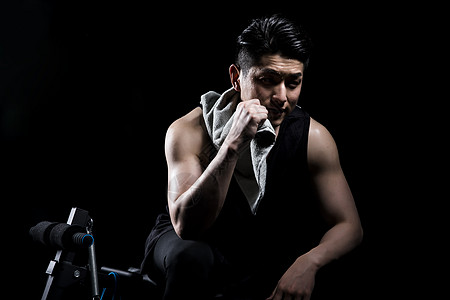 背影单人擦汗的运动男性背景