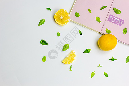 柠檬薄荷叶和笔记本高清图片
