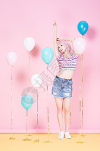 假发美女粉色背景气球创意照图片