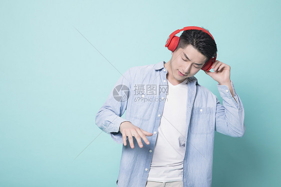 听音乐的青年男性图片