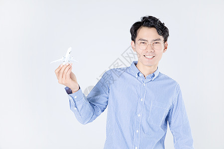 青年男性手持飞机模型背景图片