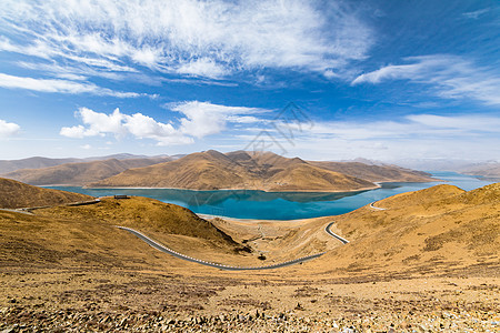 西藏羊湖风景蓝天白云地貌背景图片
