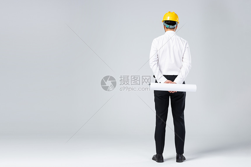 工程师手拿图纸背影