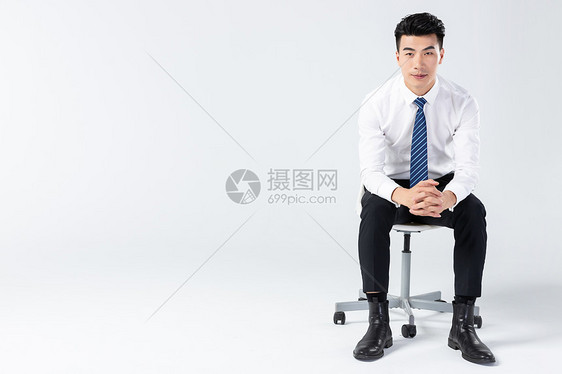 商务男士坐在椅子上图片