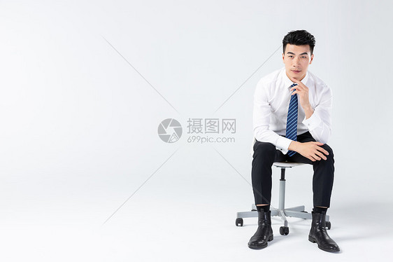 商务男士坐在椅子上图片
